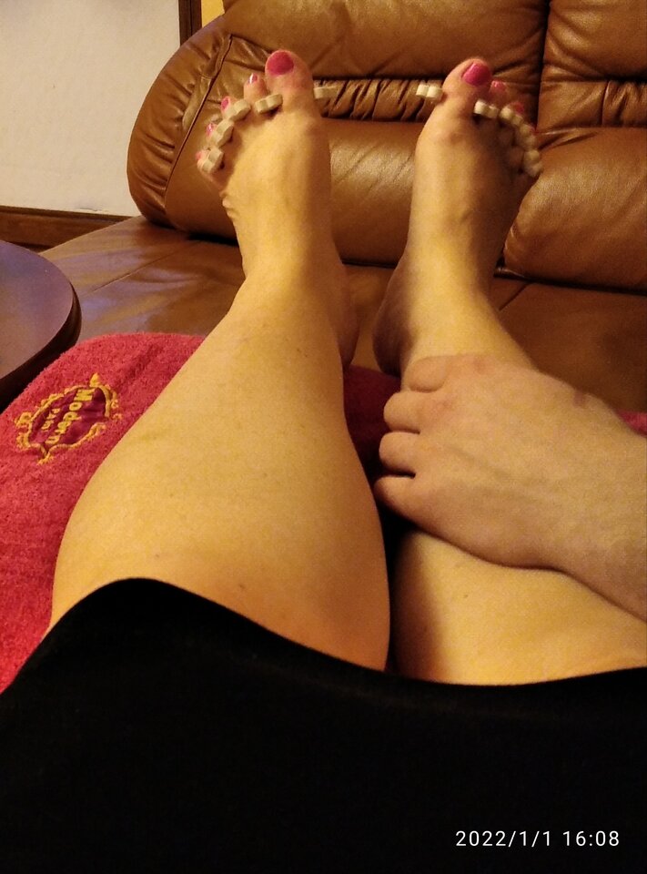 Lakier schnie, a moje nogi na kolanach mężczyzny - Ajsza69