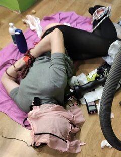 Skrępowany sissy boy