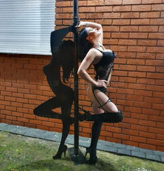 Tancerka GoGo przed klubem Ray Club Poznan