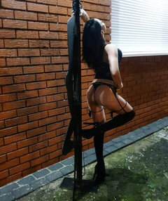 Tancerka GoGo przed klubem Ray Club Poznan