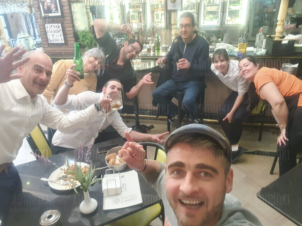 Szampan z szefem polany z ręki jego zaszczyt  - Adminki