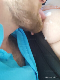 Zlizuje spermę innego