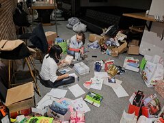 Z cyklu: Wanda i Madzia pakują i listy przyklejają