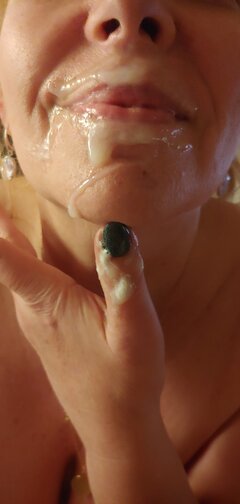 Tak sie kończą wieczorne igraszki. Ale mnie pobrudzil😄😉