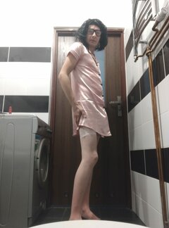 Kto załaduje mi w dupę tak, żeby ciekło po nogach?