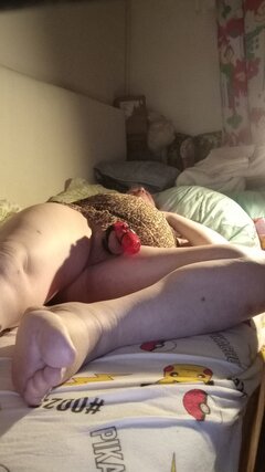 1c. 13.11.2025 g.03.11 SissyBoy, suczka, cwelik, kurewka, leży na łóżku w panterkowej haleczce z maluszkiem łechtaczką w klatce czystości.jpg