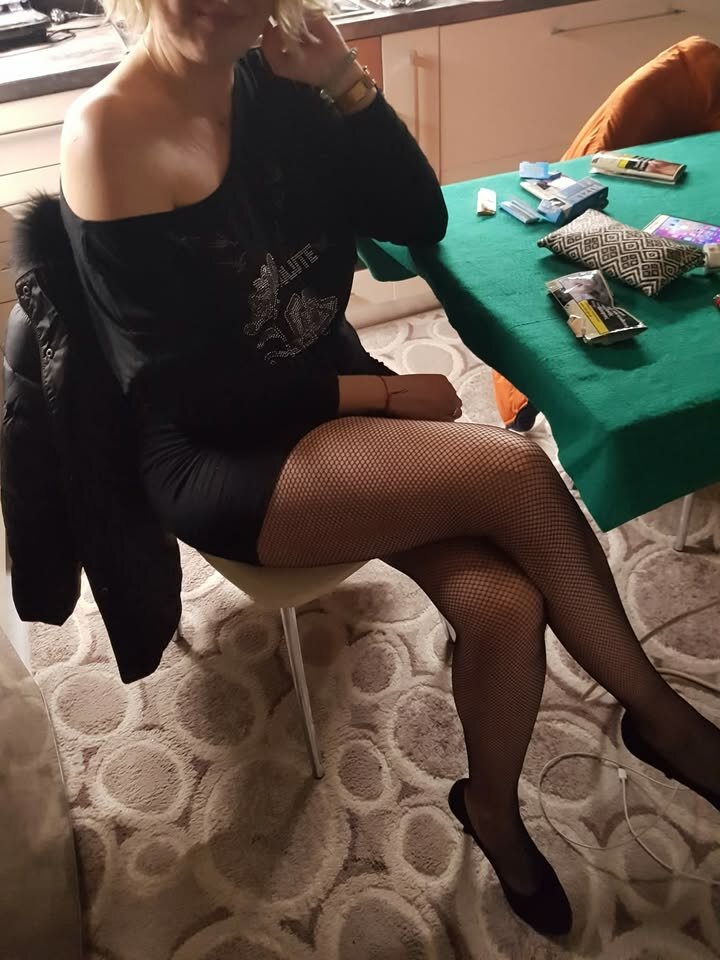 brunetka-krecone-wlosy-dlugie-nogi-dziewczyna-w-czarnej-skorzane - NoweZnajomosci