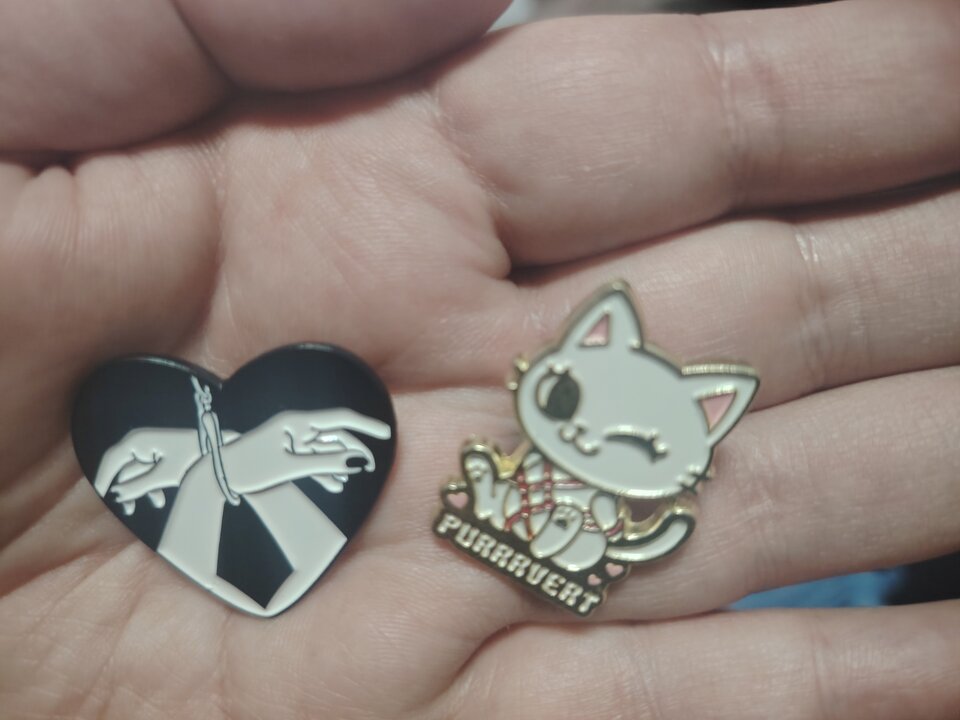 Urocze przypinki, by rozświetlić codzienność  - Cheshirecat88