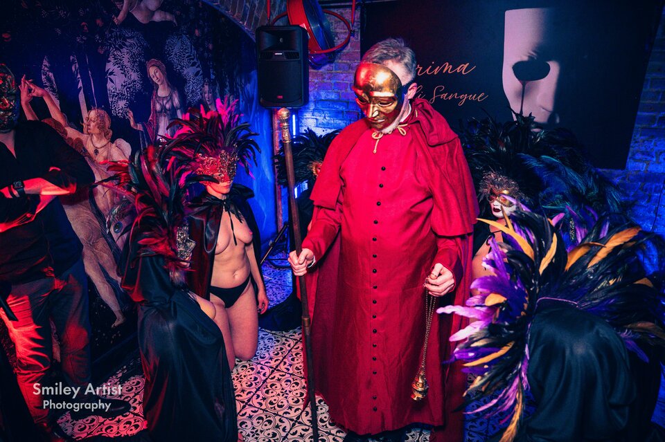 Eyes Wide shut - @Lacrimadisangue - Bat_i_jedwab