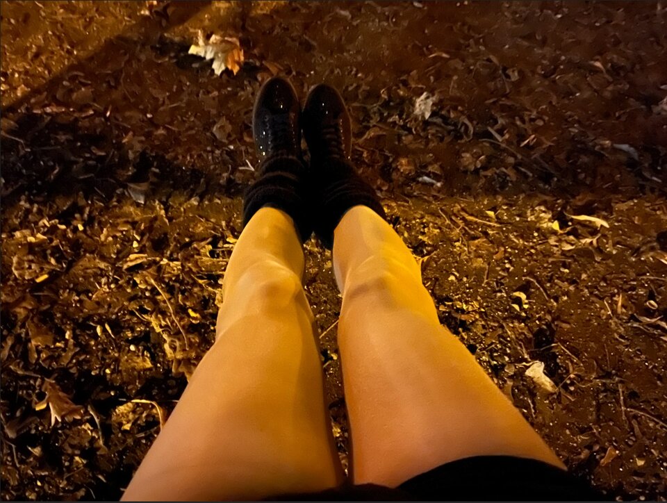 Moje nogi w cielistych rajstopkach lycra 40 DEN w zimową noc. R - agaka