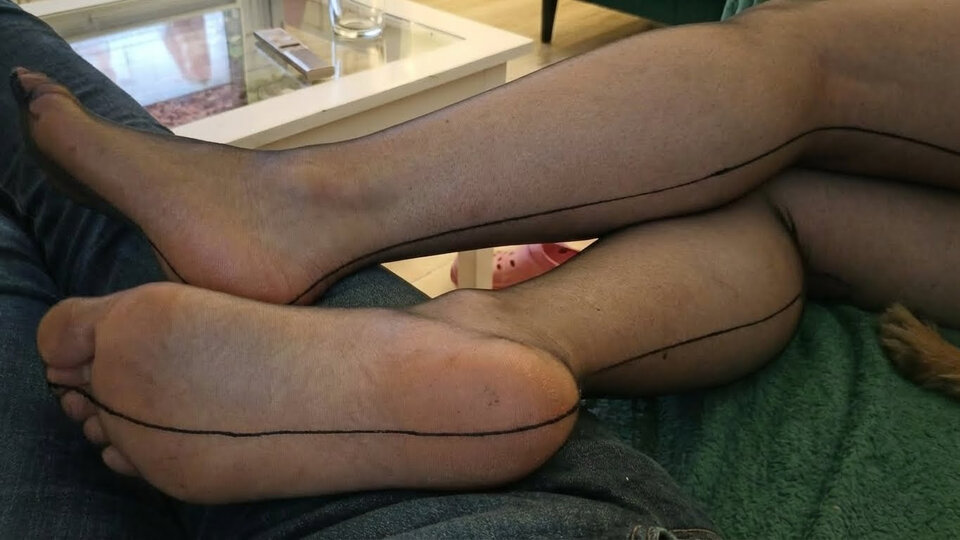 Lizanie jej stóp w nylonkach to czysta rozkosz - fetyszfanatyk