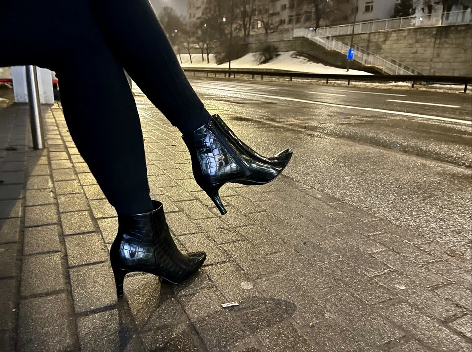 Piękne kobiece botki... na Trasie Łazienkowskiej.  - agaka