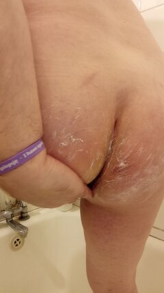 1s. 07.01.2026 g.12.14 SissyBoy, suczka, cwelik, kurewka, wypina dupkę namydla szparkę cipkę do golenia.jpg