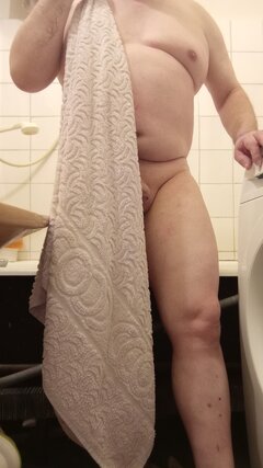 1s. 07.01.2026 g.12.36 SissyBoy, suczka, cwelik, kurewka, pokazuje ciałko z ręcznikiem po kąpieli i goleniu się.jpg