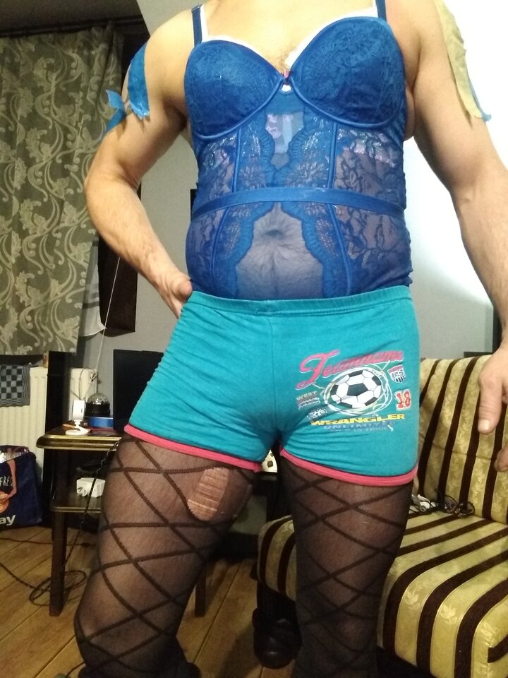 Jak chlopczyk 🤣 Jak ja się w te spodenki zmieściłem 🤔 - CIEKAWSKInowicjusz1