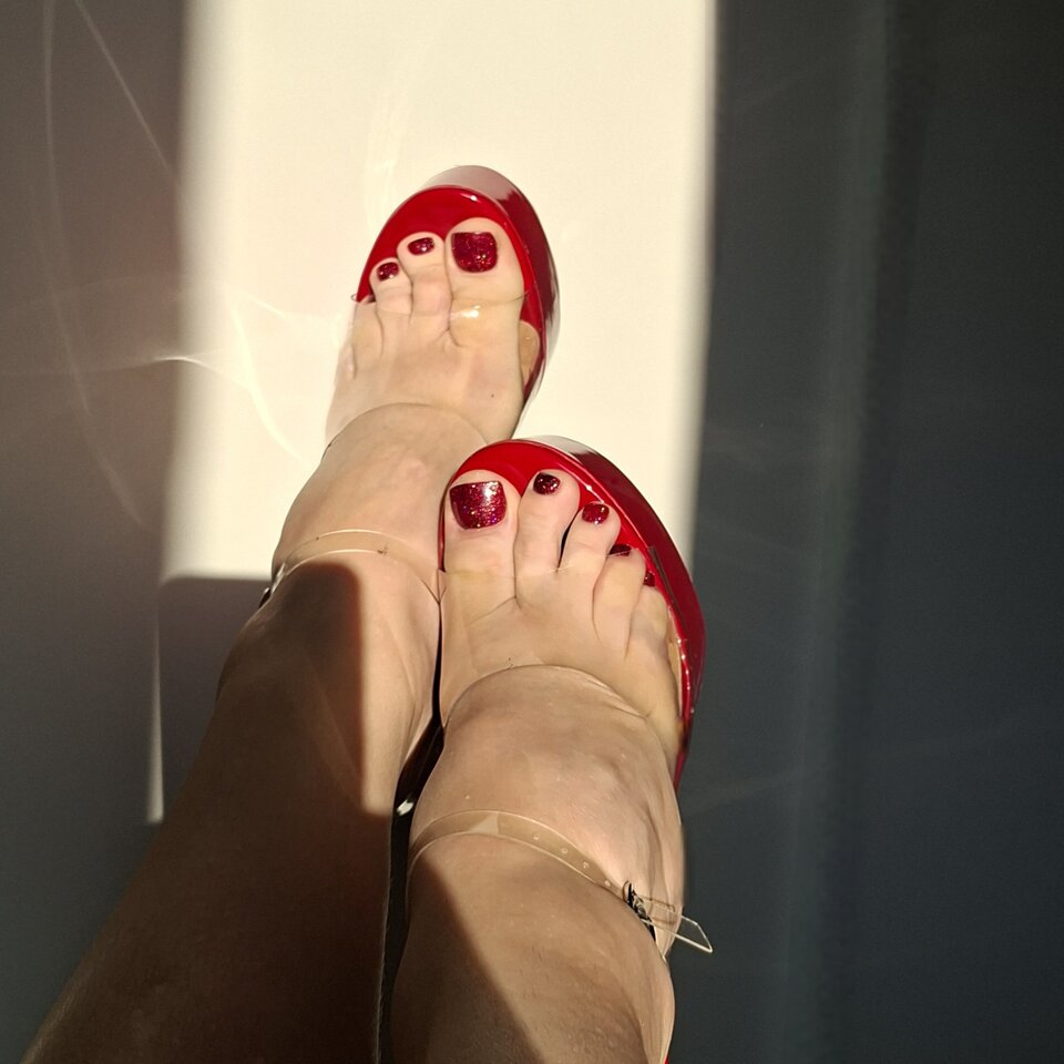 Nowy pedicure pod kolor nowych butów ✨❤️ - Victoria_tv