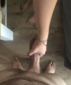 Mąż w objęciach Żony