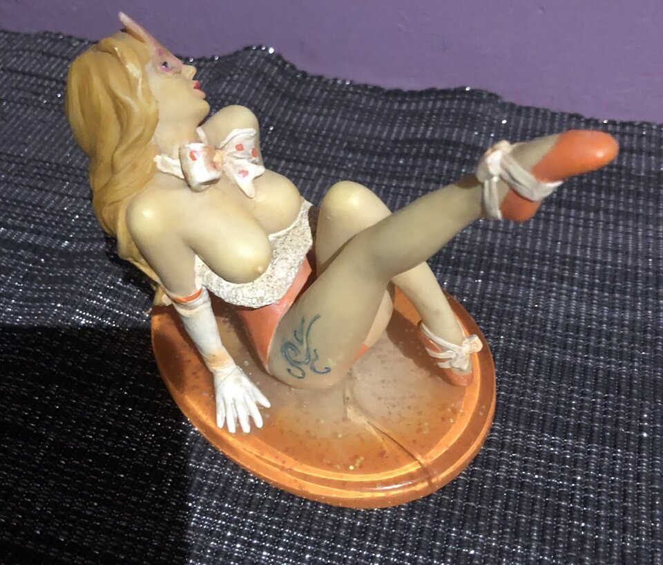 figurine of a dancer - Weeds84